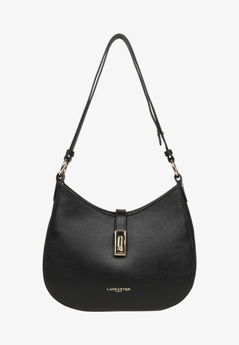 Borsa a tracolla in pelle nera con un design curvo, dotata di una chiusura in metallo dorato e logo in rilievo sulla parte anteriore. Superficie testurizzata.