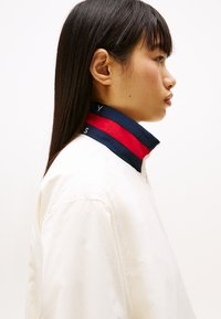Tommy Jeans ESSENTIAL  - Summer jacket - ancient white