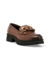 Mocassino in pelle marrone con un design in alto intrecciato, dettagli in metallo dorato e una spessa suola in gomma nera con pattern texture.