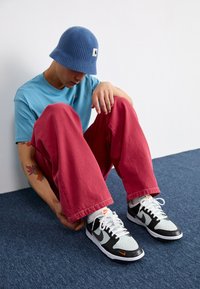 Nike Sportswear NIKE DUNK LOW UNISEX - Tenisice - black/med ash/light silver/bright mandarin/summit white/white