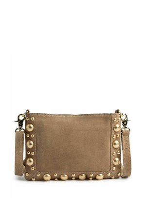 Plic maro din piele întoarsă cu ținte rotunde aurii de-a lungul marginilor și o curea de mână detașabilă cu elemente de prindere aurii.