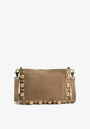 Braune Wildleder-Clutch mit goldenen runden Nieten entlang der Kanten und einem abnehmbaren Handgelenkriemen mit goldenen Verschlüssen.