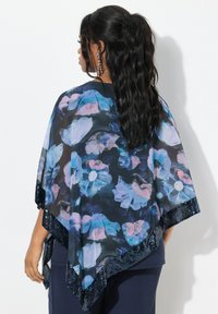 Shawl floreale in tessuto trasparente con uno sfondo scuro e grandi fiori blu e rosa. Bordato con pizzo di paillettes nere.