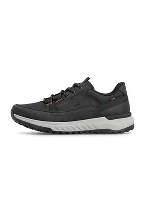 Schwarzer Sportschuh mit grauer Sohle, Schnürung vorne, orangefarbenen Ziernähten und strukturierter Oberfläche, seitlich im Profil auf weißem Hintergrund gezeigt.