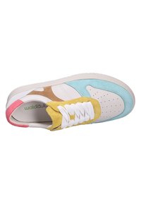 Sneaker con un design a materiali misti, in blu chiaro, bianco, giallo e accenti rosa, punta arrotondata e dettagli perforati.