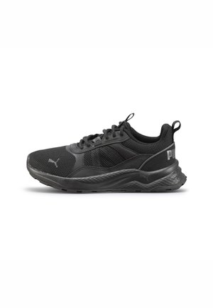 Chaussure de sport noire fabriquée en matières synthétiques et en mesh, avec un bout arrondi, des accents texturés et un logo sur le côté.