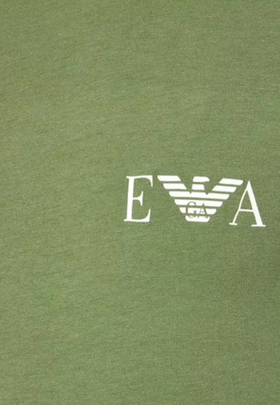 Oliivinvihreä puuvillapaita, jossa on valkoinen logo tyyliteltyine "EVA"-kirjaimineen ja vaakaraitoja. Silkkinen pinta, pyöreä pääntie.