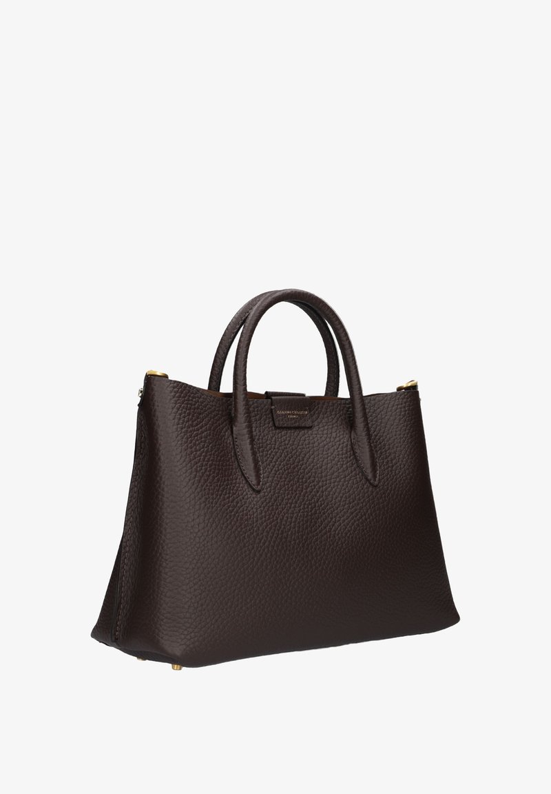 Bruine leren tote bag met textuur, afgeronde handvatten, gouden hardware accenten en een gestructureerd ontwerp. Bevat een klein logo detail aan de voorkant.