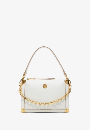 Witte leren handtas met een geribbeld oppervlak en gouden hardware, voorzien van een kettingband, een gestructureerde vorm en hoekenaccenten. Elegante ritssluiting.