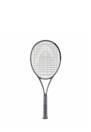 Raqueta de tenis con empuñadura gris y marco oscuro, mostrando un primer plano de la cabeza encordada sobre un fondo blanco.