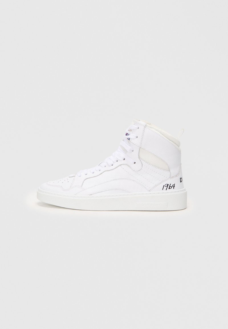 Baskets montantes blanches avec une tige en cuir lisse, bout perforé, col rembourré et accents texturés. Détail notable "1964" sur le talon.