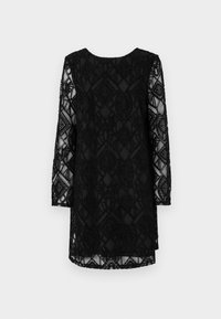 Svart spetsklänning med långa ärmar, prydd med invecklade geometriska mönster och en genomskinlig textur. Rundad halsringning och klänningens längd mitt på låret.