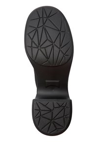 Semelle de chaussure en caoutchouc noir présentant un motif géométrique sur la bande de roulement, avec des accents en relief et une zone de talon lisse. Le numéro de modèle 38 est visible.