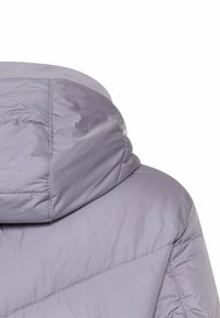 Lichtpaarse pufferjack met capuchon, voorzien van een gestroomlijnd ontwerp, gestikte textuur en ribbelmanchetten. Glad, glanzend materiaal zonder zichtbare bevestigingen.