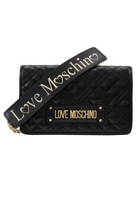 Černá prošívaná kabelka se zlatou destičkou s nápisem "LOVE MOSCHINO." Má široký popruh s názvem značky a motivy srdcí.