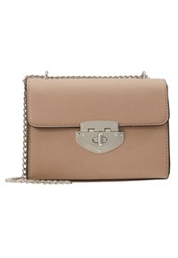 Beżowa syntetyczna torebka z srebrnymi okuciami, klapą zapinającą i łańcuszkowym paskiem. Charakteryzuje się fakturowaną powierzchnią i smukłym, prostokątnym kształtem.