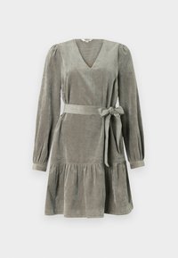 Grå kordfløyelskjole med V-hals, lange pufferm, knyting i midjen og en utkilt skjørt med lagdelt kant. Myk tekstur og strukturert design.