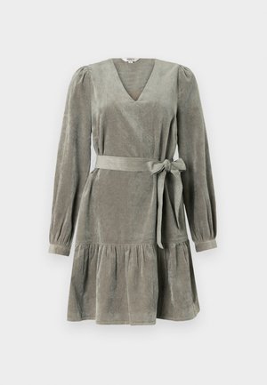 Siva kordurojska obleka z V-izrezom, dolgimi napihnjenimi rokavi, vezi na pasu in razširjenim krilom s stožčastim robom. Mehka tekstura in strukturiran dizajn.