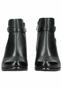 Un par de botas de tobillo de cuero negro con hebillas y cremalleras laterales, vista frontal sobre un fondo blanco.