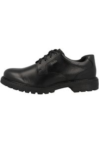 Chaussure en cuir noir avec une finition lisse, bout arrondi, design à lacets, accents texturés et semelle en caoutchouc épaisse avec des motifs de traction.