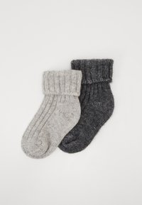 Calcetines de punto en gris y gris claro con puños acanalados, que presentan una textura suave y puntas redondeadas. Están dispuestos uno al lado del otro sobre un fondo blanco.