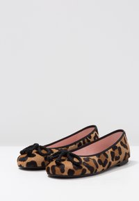 Des ballerines à imprimé léopard avec une bordure noire, un bout rond et un détail en nœud en matériau texturé, et un intérieur doux rose.