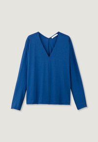 Långärmad, kunglig blå V-ringad skjorta laid flat på en ljusgrå bakgrund med synliga sömdetaljer längs centerfronten.