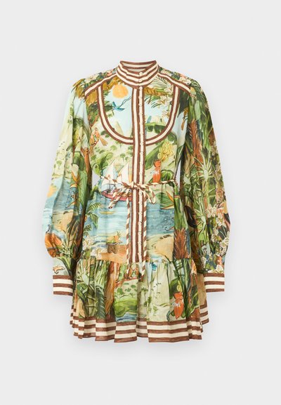 Rochie cu mâneci lungi, imprimată cu peisaj tropical, cu guler, manșete, cordon în talie și tiv în dungi maro și albe, prevăzută cu nasturi pe partea din față.