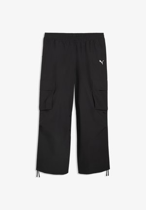 Schwarze weit geschnittene Cargo-Hose mit elastischem Bund, seitlichen Klapptaschen, Kordelzügen am Saum und kleinem weißen Puma-Logo vorne rechts.
