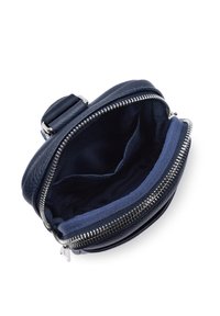 Borsa a tracolla in pelle blu navy aperta, che mostra due scomparti interni e una cerniera argentata con rivestimento in tessuto e dettaglio della tracolla regolabile.