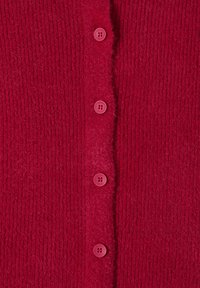 Rote Strickjacke mit vertikalem Rippmuster, sechs passenden rosa Knöpfen in der Mitte und einem weichen, flauschigen Finish.