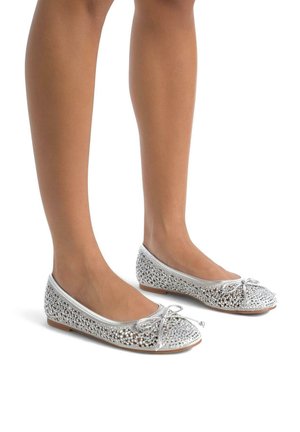 Ballerines argentées avec un bout arrondi, dotées d'un capuchon recouvert, d'un détail en nœud et d'une surface texturée ornée de perles.