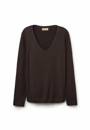 Brun stickad tröja med djup V-ringning, långa ärmar och ribbade muddar och fåll. Tillverkad av ett mjukt material som ger en avslappnad passform.