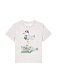 Hellgraues Baumwoll-T-Shirt mit einem Möwe in einem gestreiften Hemd und Hut, die auf einer Flasche mit einem Design eines Papierboots steht.