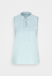 Top sin mangas de color azul claro con un escote con volantes y un lazo en la parte delantera. Tejido suave con un corte relajado y sin patrones visibles.