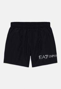 Fekete sportnadrág könnyű anyagból, rugalmas derékkal. Az alsó jobb oldalon ezüst EA7 Emporio Armani logó található.