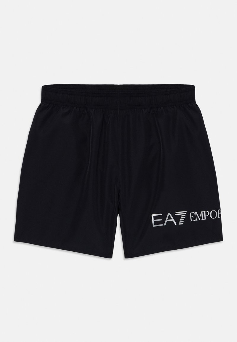 Mustad mustad sporditeksad, mis on valmistatud kergest kangast ja millel on elastne vöökoht. Alumises paremas nurgas on hõbedane EA7 Emporio Armani logo.