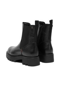 Čierne kožené členkové topánky s textúrovaným povrchom, elastickými bočnými panelmi a masívnou gumovou podrážkou. Obsahujú červené švy a zips.