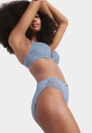 Ensemble de lingerie bleu clair comprenant un soutien-gorge texturé et un culotte taille haute assortie avec des motifs floraux et des détails en dentelle.