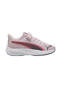 Zapatilla deportiva rosa con parte superior de malla, detalles en negro y rojo, suela de goma, correa de velcro y cierre de cordones para un ajuste seguro.