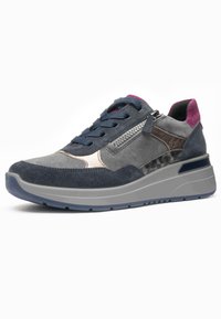 Sneaker da uomo con lacci in blu navy, grigio e bordeaux, con dettagli in camoscio, zip e suola spessa in gomma.