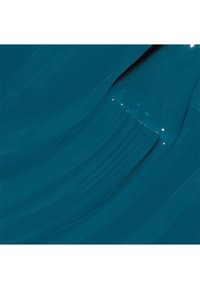 Smalto per unghie color turchese con una finitura lucida, che mostra pennellate lisce e fluide e sottili riflessi di luce sulla superficie.