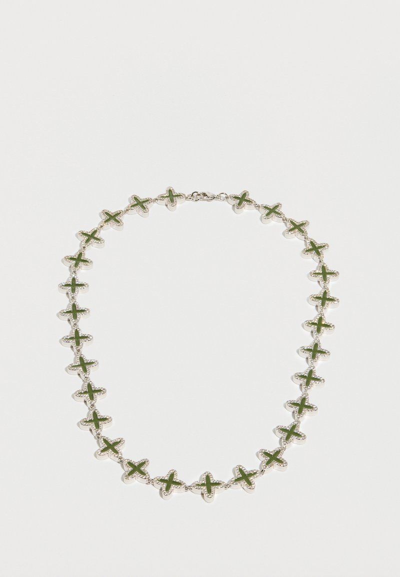Ogrlica iz zelenih emajliranih povez v obliki križa s srebrnimi poudarki, vsebuje verižni dizajn in varno sponko za zapiranje.