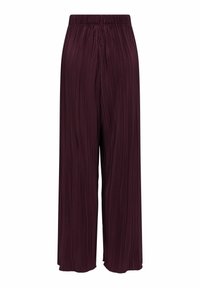 Pantalons plissés à jambes larges dans une riche couleur bordeaux, fabriqués en tissu léger avec une texture lisse et une taille élastique pour plus de confort.