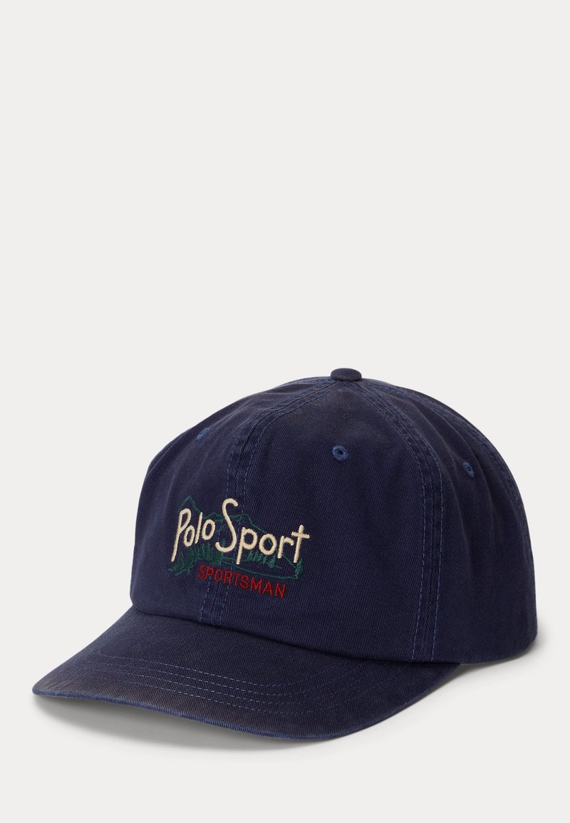 Marineblå baseballcap med Polo Sport og Sportsman brodert foran i beige, grønn og rød tråd.