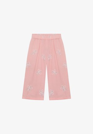 Culottes rosas bordadas con un diseño plisado y patrón floral. Cintura elástica con perneras anchas y cortas. Acabado de tela texturizada.