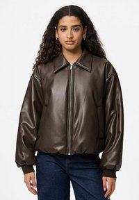 Veste bomber en cuir synthétique brun avec col, fermeture zippée à l'avant et poignets côtelés. Texture lisse, coupe oversize et poches latérales.