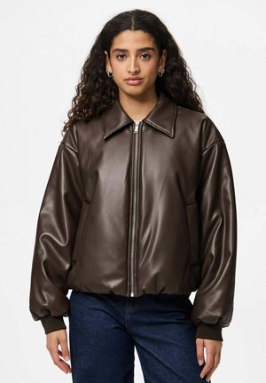Veste bomber en cuir synthétique brun avec col, fermeture zippée à l'avant et poignets côtelés. Texture lisse, coupe oversize et poches latérales.