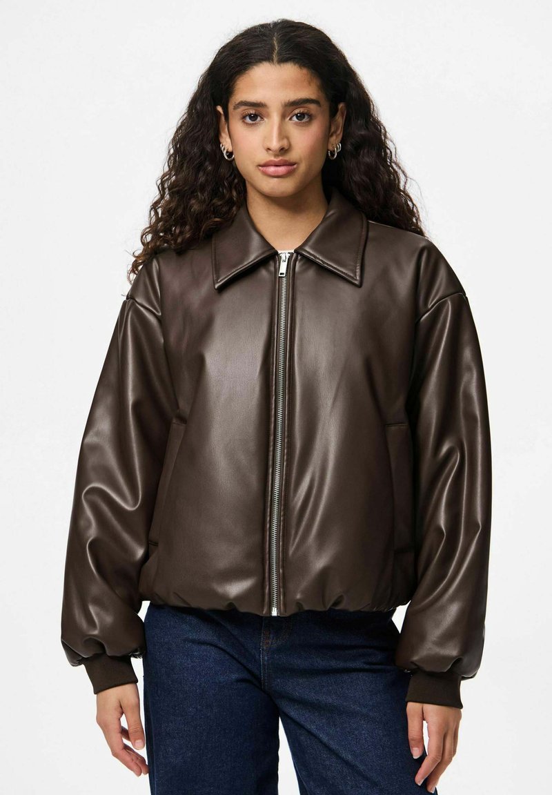Veste bomber en cuir synthétique brun avec col, fermeture zippée à l'avant et poignets côtelés. Texture lisse, coupe oversize et poches latérales.