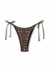 Bas de bikini marron avec fermetures à nouer, orné de clous en métal disposés en motif sur le tissu pour un détail supplémentaire.
